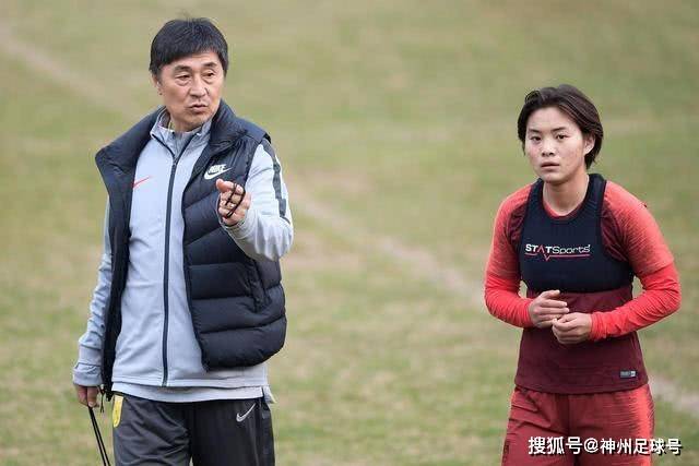 埃奇库姆：与詹姆斯搭档没想过，他岁数能当我爸